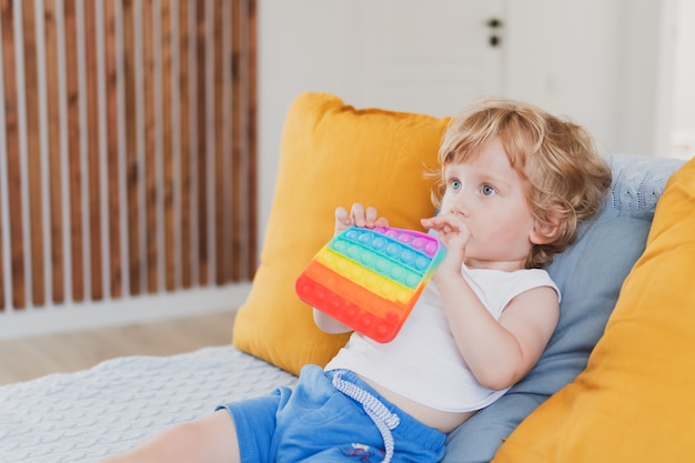 Ragazzino che tiene in mano dei giocattoli sensoriali antistress