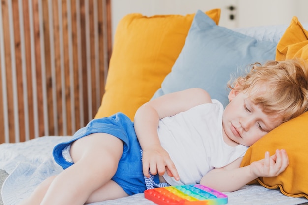 Ragazzino che tiene in mano dei giocattoli sensoriali antistress