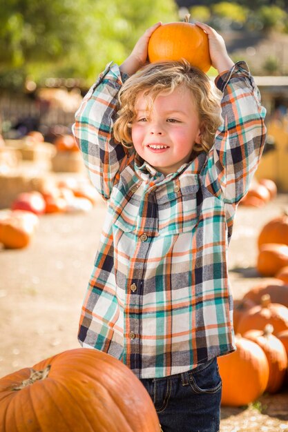 Ragazzino che tiene la sua zucca in una zucca