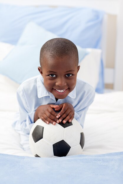 Ragazzino che tiene un pallone da calcio