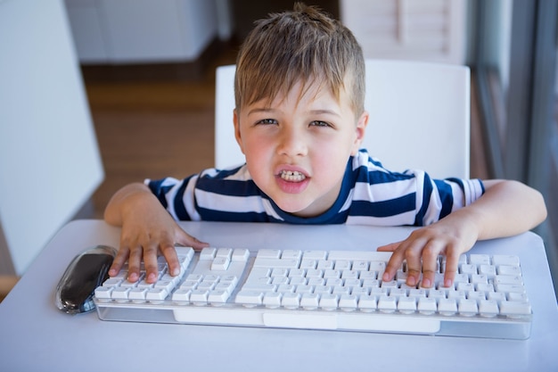 Ragazzino che utilizza computer nel soggiorno