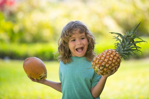 Ragazzino con ananas e cocco Capretto con frutta estiva