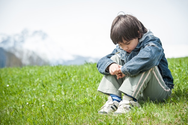 Ragazzino con belle vacanze di primavera nelle Alpi idilliache