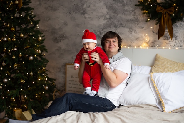 Ragazzino con costume da Babbo Natale a casa