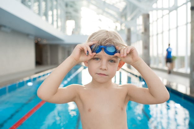 Ragazzino con googles in una piscina