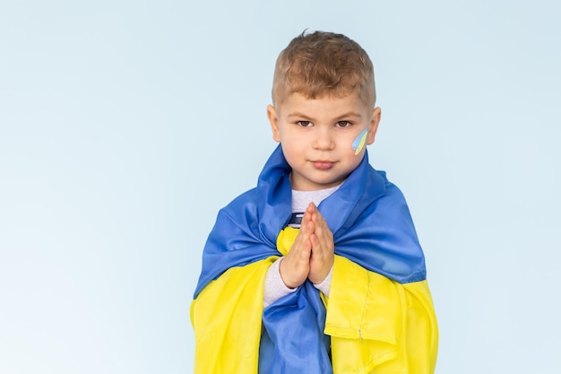 Ragazzino con la bandiera dell'Ucraina