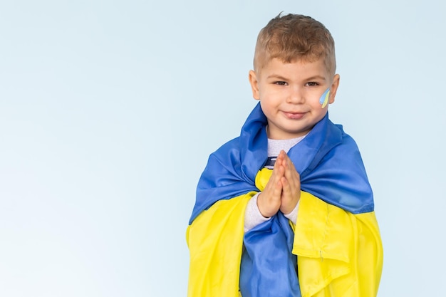 Ragazzino con la bandiera dell'Ucraina