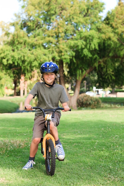 Ragazzino con la sua bici