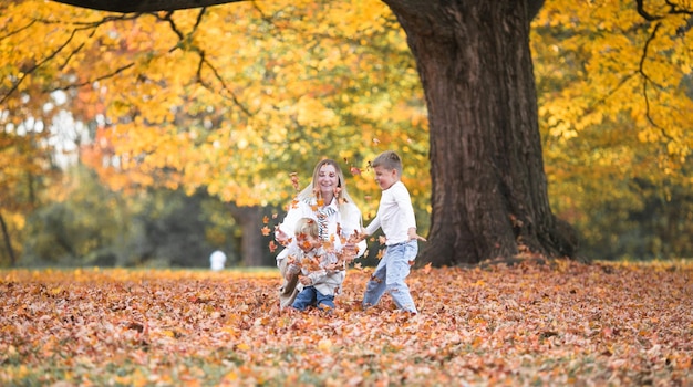 Ragazzino con la sua giovane madre in autunno Orest tempo familiare attivo in natura