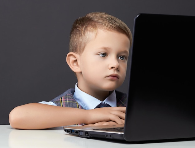 ragazzino con laptop ritratto di bambino di moda