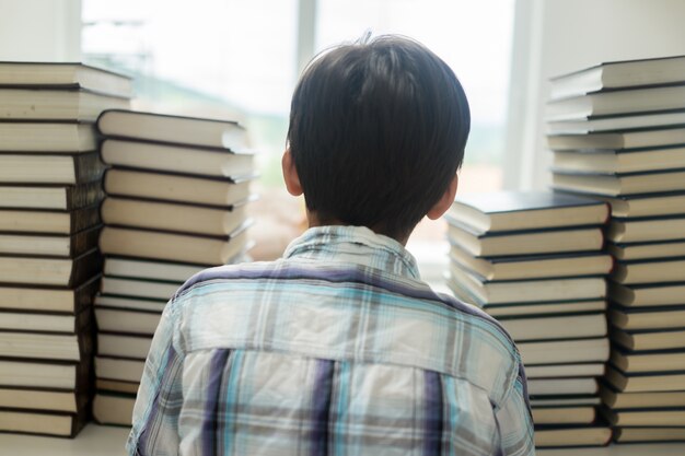 Ragazzino con molti libri