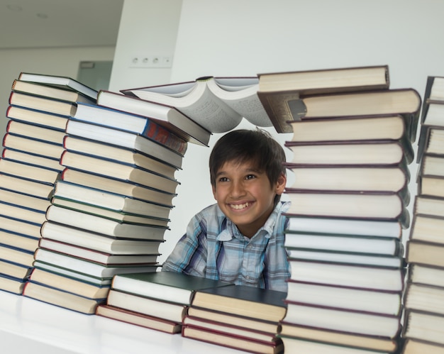 Ragazzino con molti libri