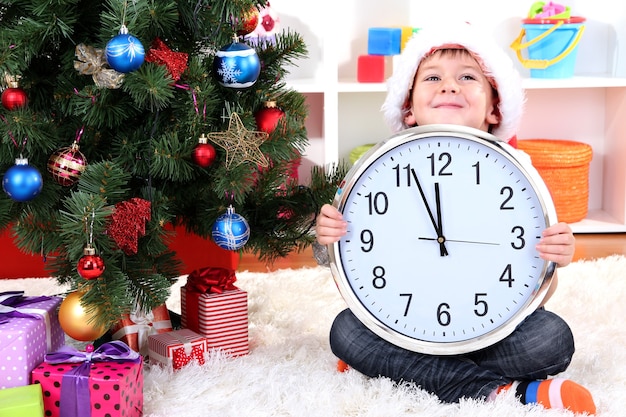 Ragazzino con orologio in attesa del nuovo anno