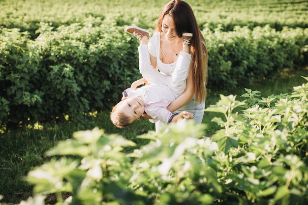 Ragazzino con sua madre su un campo verde