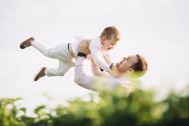 Ragazzino con suo padre su un campo verde