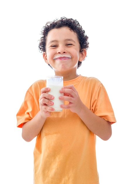 Ragazzino con un bicchiere di latte