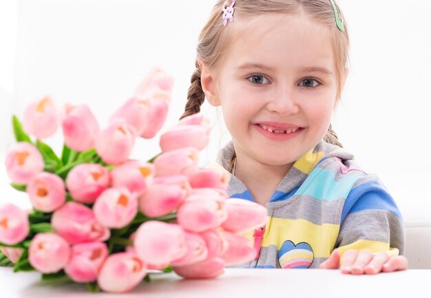 Ragazzino con un mazzo di fiori primaverili