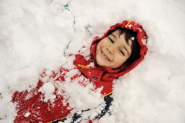 Ragazzino coperto di neve