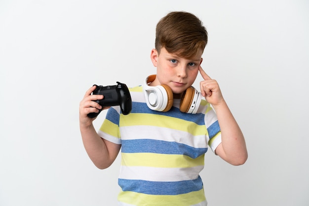 Ragazzino dai capelli rossi che tiene in mano un game pad isolato su sfondo bianco con dubbi e pensieri