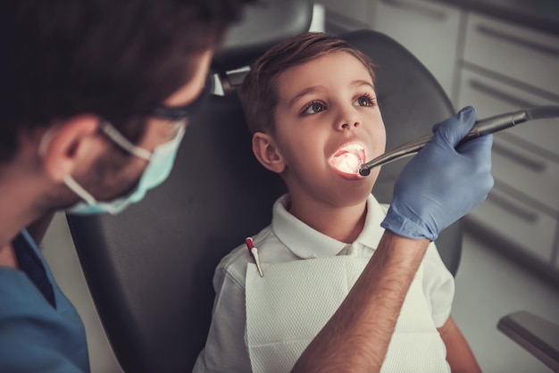 Ragazzino dal dentista