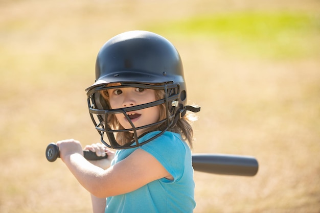 Ragazzino di giocatori di baseball che fa oscillare la mazza su una palla veloce dal lanciatore