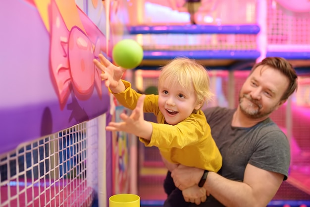 Ragazzino divertendosi nel centro giochi. Bambino che gioca con la palla magica.