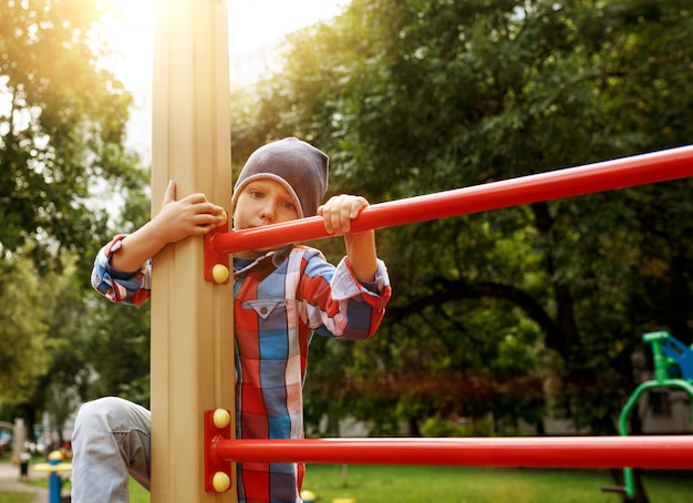 Ragazzino divertente sul parco giochi