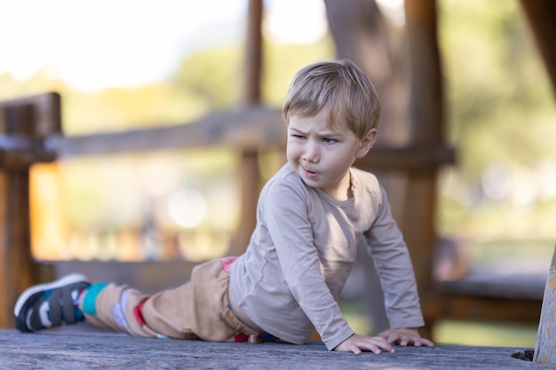 Ragazzino divertente sul parco giochi