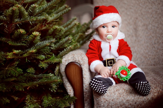 Ragazzino divertente vestito da Babbo Natale.