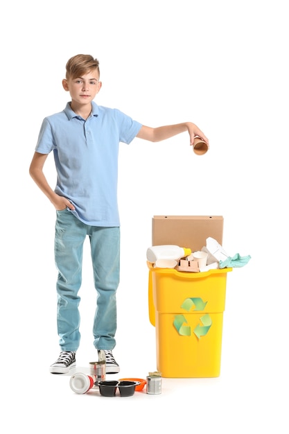 Ragazzino e contenitore con cestino su sfondo bianco. Concetto di riciclaggio