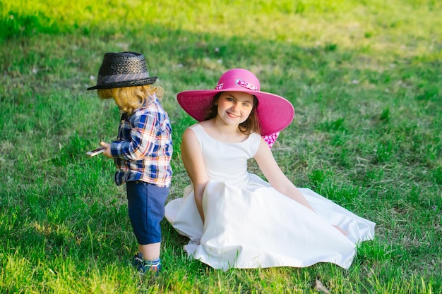 Ragazzino e ragazza alla moda