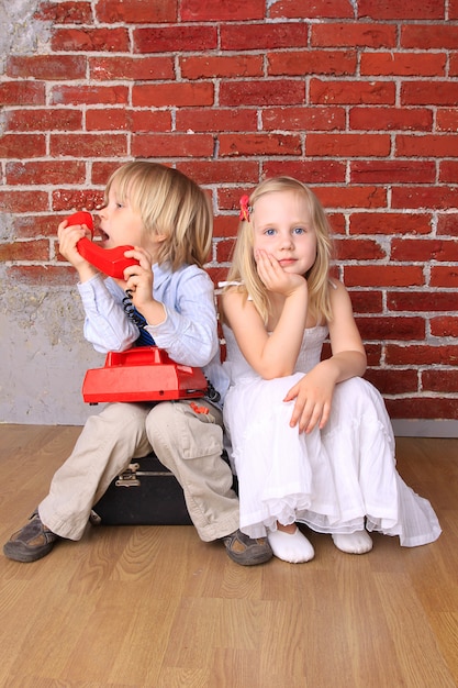 Ragazzino e una bella ragazza. Concetto di amore