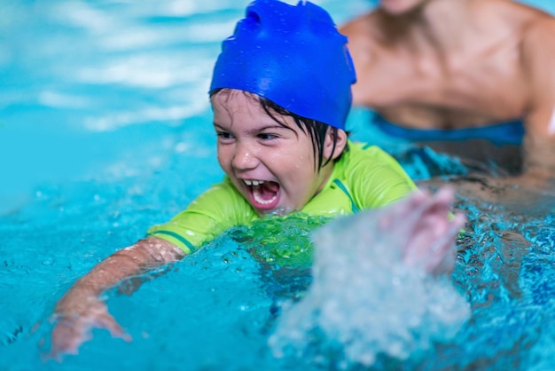 Ragazzino emozionante in una piscina