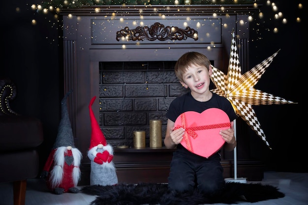 Ragazzino felice a casa con un regalo di Natale