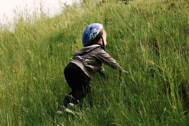 Ragazzino felice che guida una bici nel parco