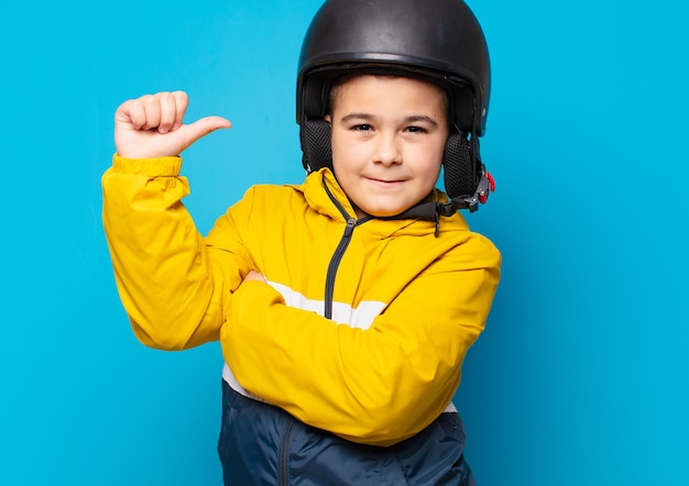 ragazzino felice espressione. concetto di casco da moto