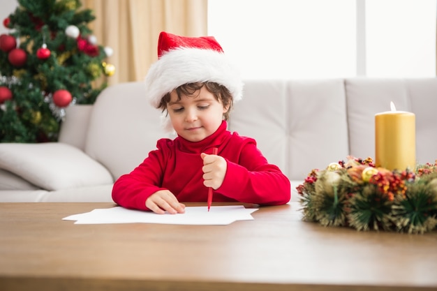 Ragazzino festivo che scrive la lista di obiettivi