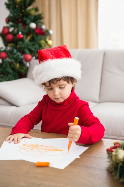 Ragazzino festivo che scrive la lista di obiettivi