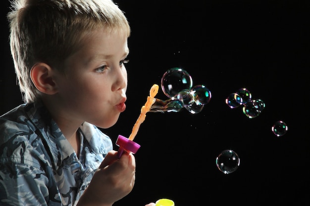 ragazzino gioca con palline di sapone