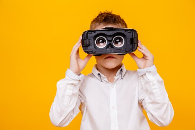 Ragazzino guardando attraverso gli occhiali VR