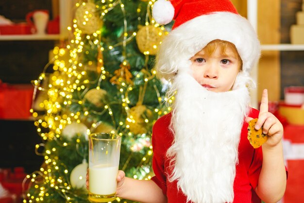 Ragazzino il giorno di Natale a casa