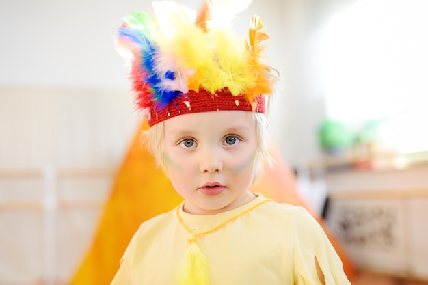 Ragazzino impegnato nello spettacolo teatrale per bambini Studio nel ruolo dell'indiano americano.