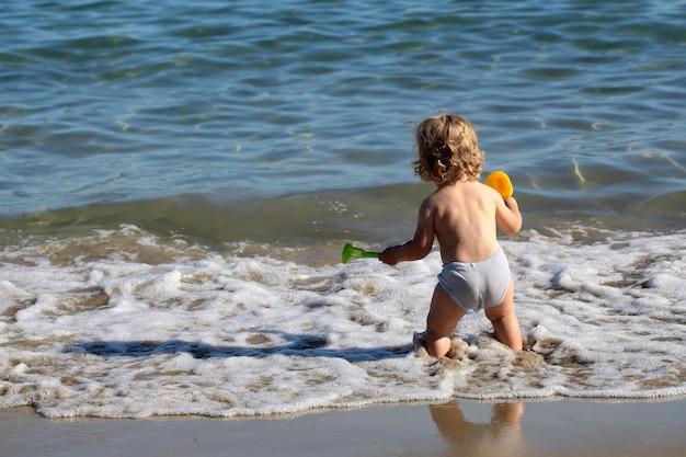 Ragazzino in acqua di mare