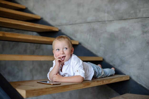 Ragazzino in camicia e jeans bianchi