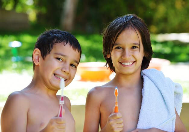 Ragazzino lavarsi i denti all&#39;aperto