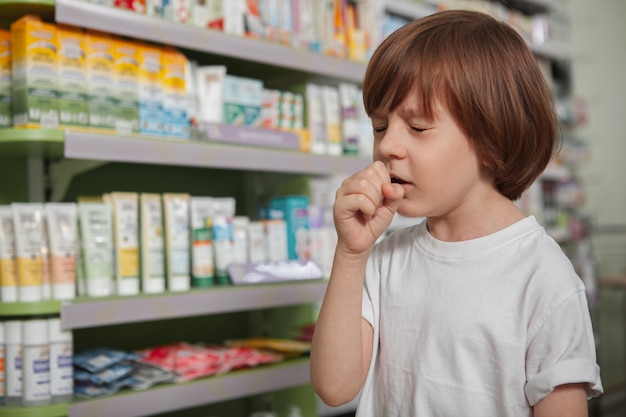 Ragazzino malato in farmacia