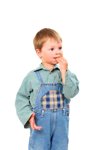 Ragazzino mangiando biscotti