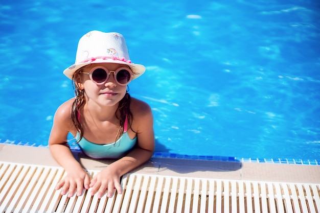 Ragazzino, nuoto in piscina