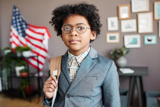 Ragazzino pronto a studiare a scuola