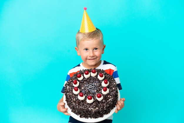 Ragazzino russo che tiene la torta di compleanno su sfondo isolato